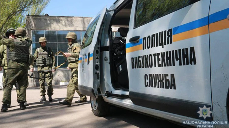 З університету ім. Драгоманова евакуювали близько 400 людей: шукають вибухівку 