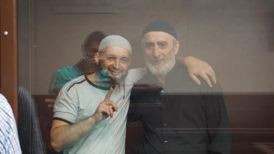 Суд в Крыму оставил журналиста Бекирова и 4 активистов в СИЗО