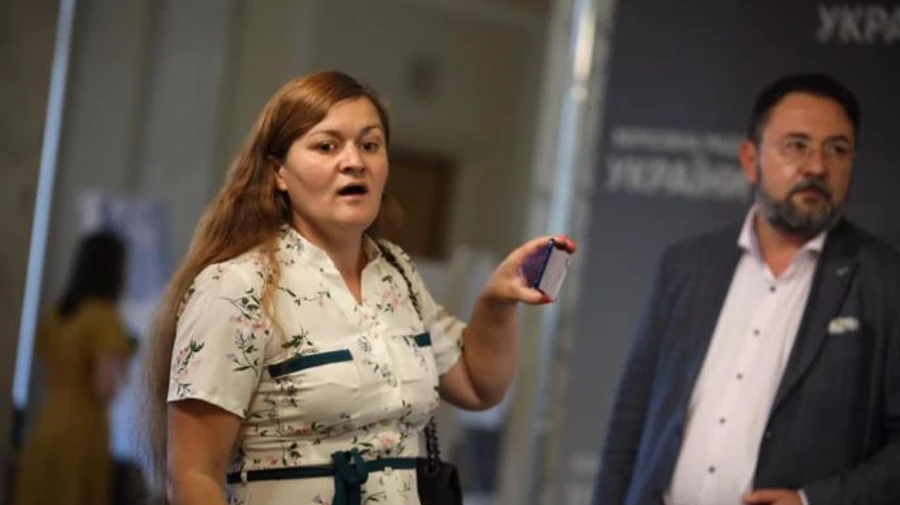 Вдарила сумкою: на Потураєва у Раді кинулася скандальна Ірма Крат