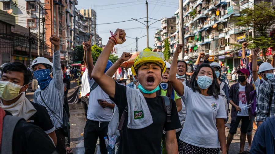 Почти 900 человек убили в Мьянме после февральского переворота