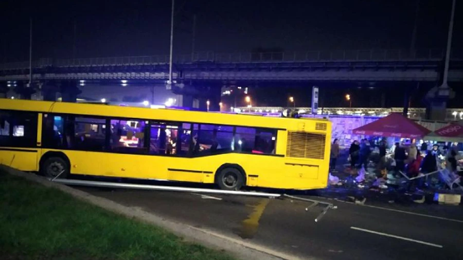 У Києві автобус виїхав на пішохідну зону та зніс МАФ: одна людина загинула