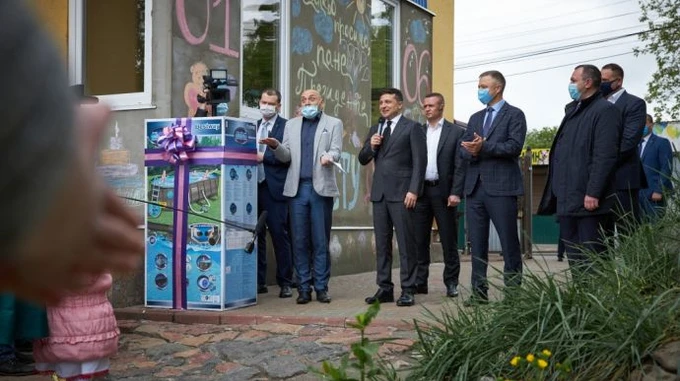 Зеленський з’їздив до дітей у реабілітаційний центр: подарував солодощі і міні-басейн