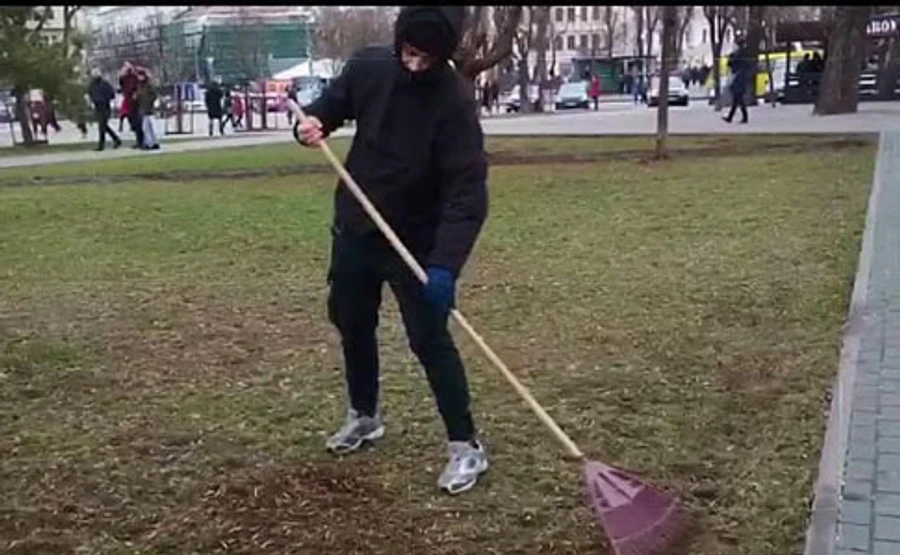 Кличко показал, как наказали вандала за оборванную подсветку на Аллее художников