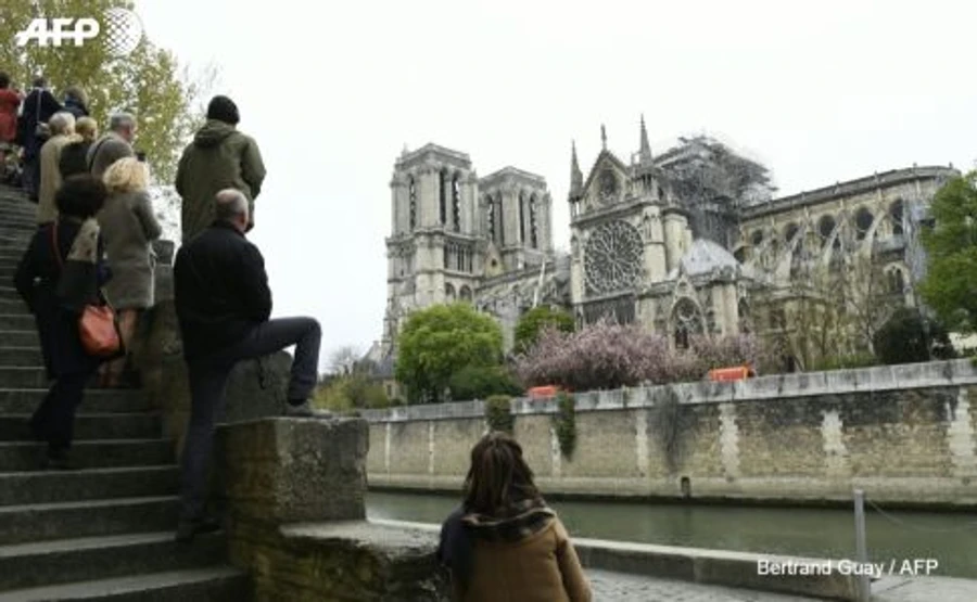 Пожежу в Нотр-Дамі загасили: стіни й вівтар вціліли – буде відбудова
