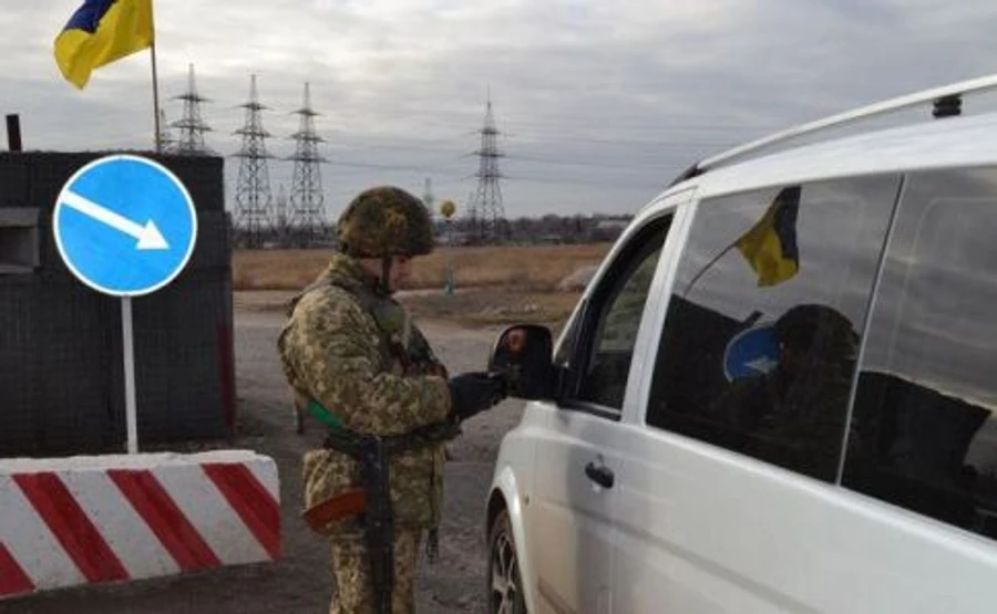 Пункт пропуску Золоте не працює: бойовики не пропускають людей