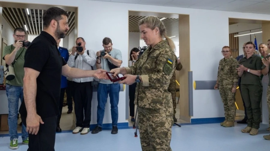 Зеленський привітав медиків із професійним святом та вручив державні нагороди