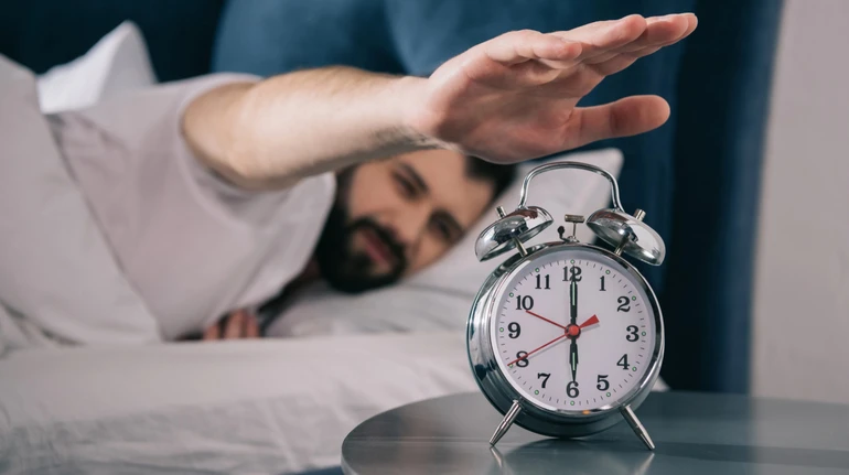 Прокидаєтеся до сигналу будильника? Вчені розповіли, чому це трапляється