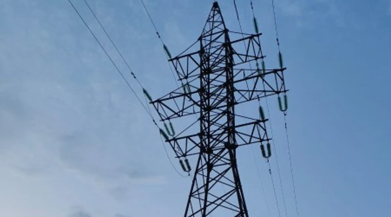 У Шостці подросток получил тяжелые ожоги, вероятно, пытаясь сделать селфи на электроопоре