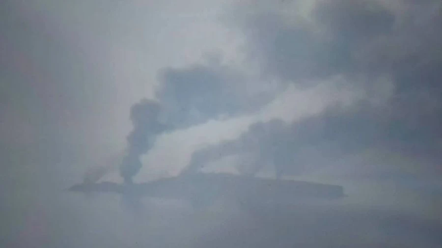 ОК Юг: На Змеином пожар и взрывы, россияне эвакуировались