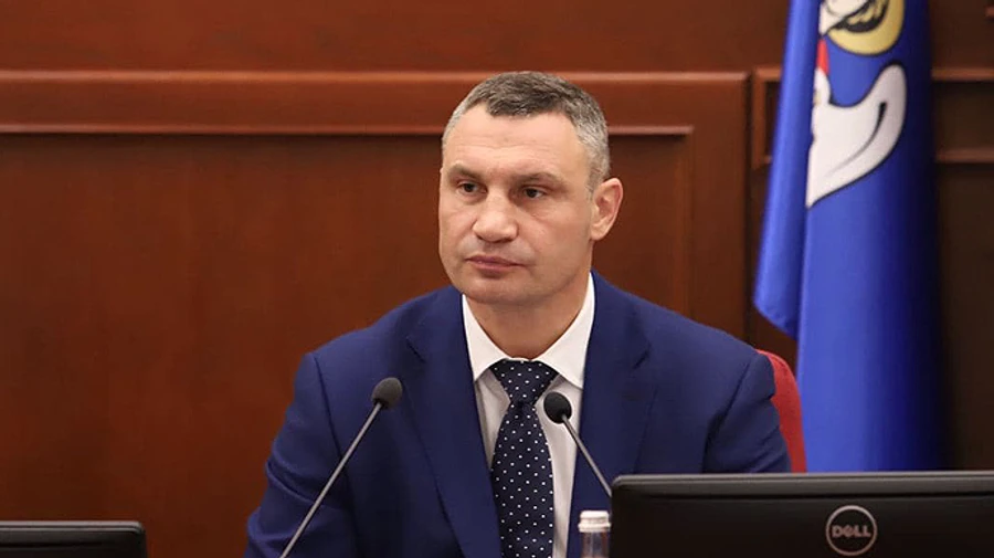 Суцільна ковзанка, тисяча звернень у травмпункт – Кличко викликав на килим голів районів