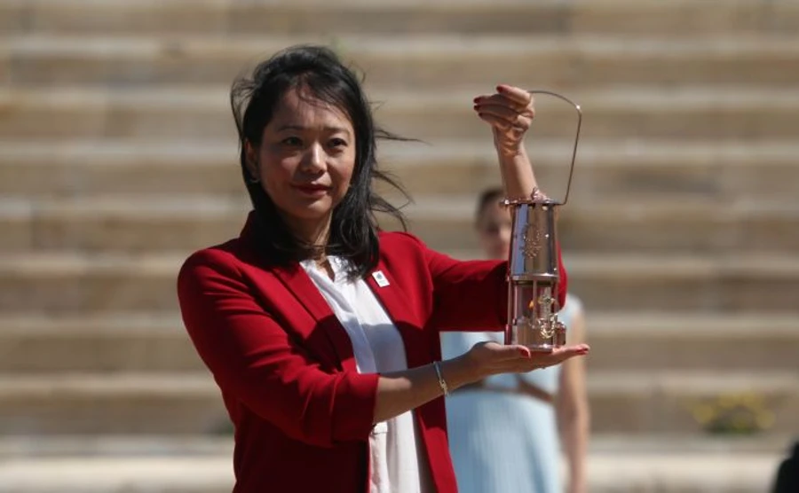 Олимпийский огонь Токио передали в Афинах без зрителей