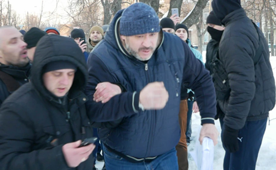 Крисін вийшов з суду: його зустріли плювками і копняками