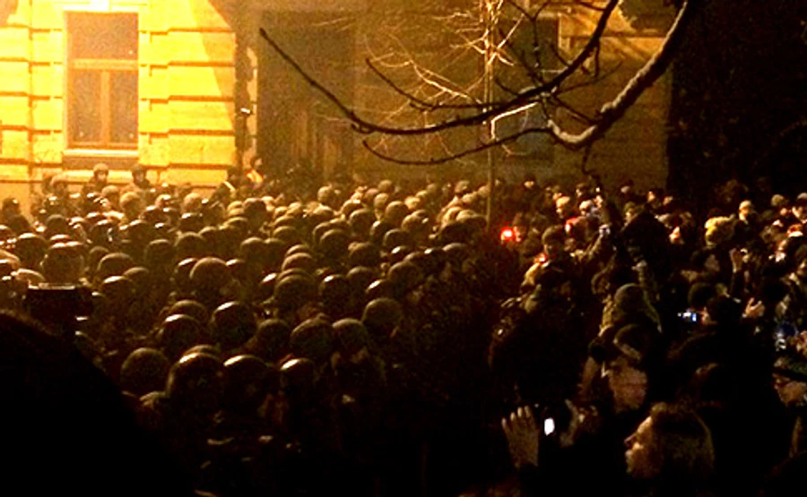 На Банковой сотни националистов с файерами обратились к Порошенко