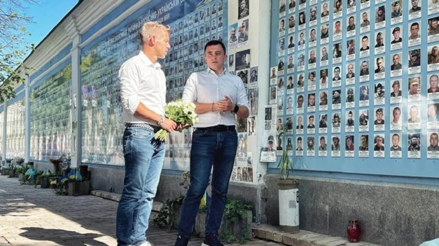 Orbán's main rival criticises him and visits Okhmatdyt hospital – photos