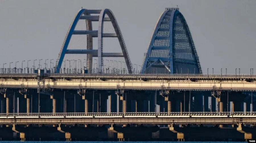 Russians temporarily close Crimean Bridge