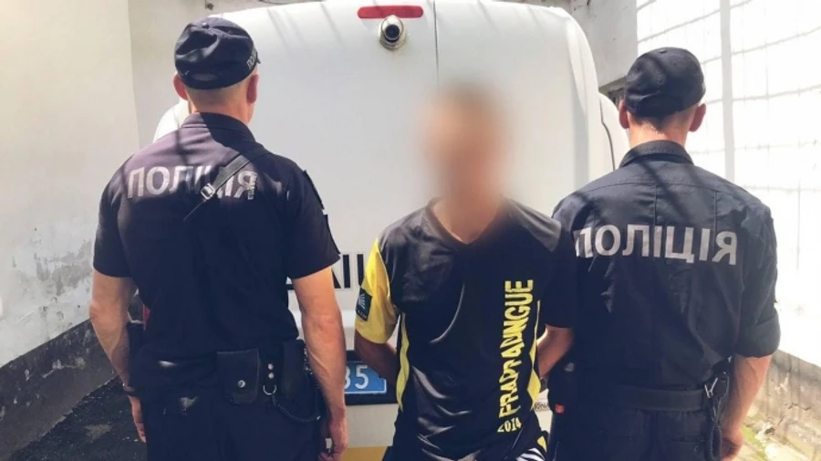 На Киевщине мужчина бросил гранату возле магазина: ранил себя и прохожую