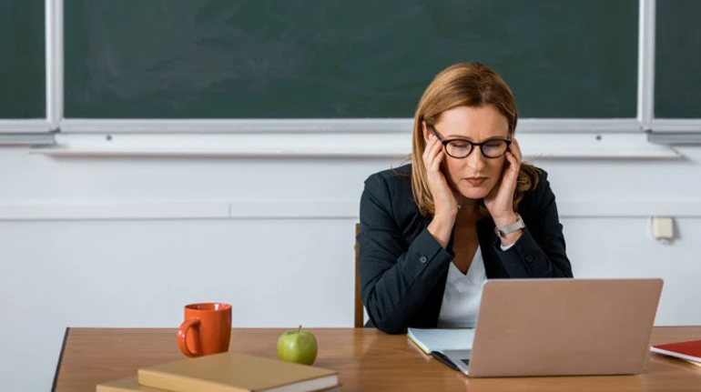 Повертайся або звільняйся: чому медичні виші забороняють освітянам викладати із-за кордону