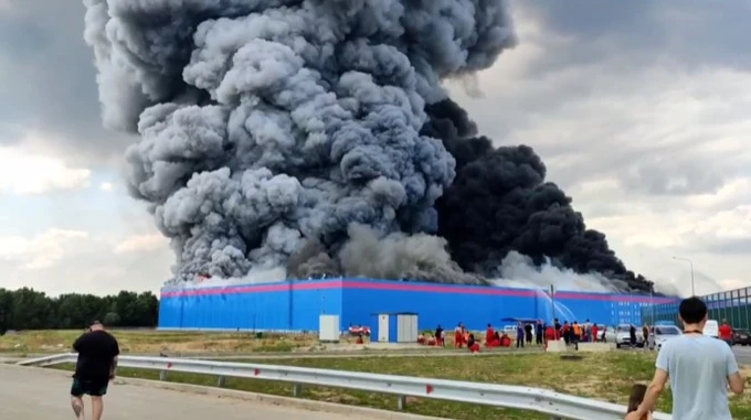 У Підмосков’ї запалав великий склад інтернет-магазину Ozon: є загиблий