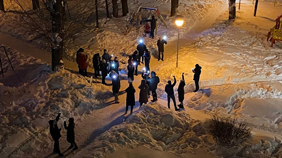 Россияне устроили флешмоб с фонариками в поддержку Навального