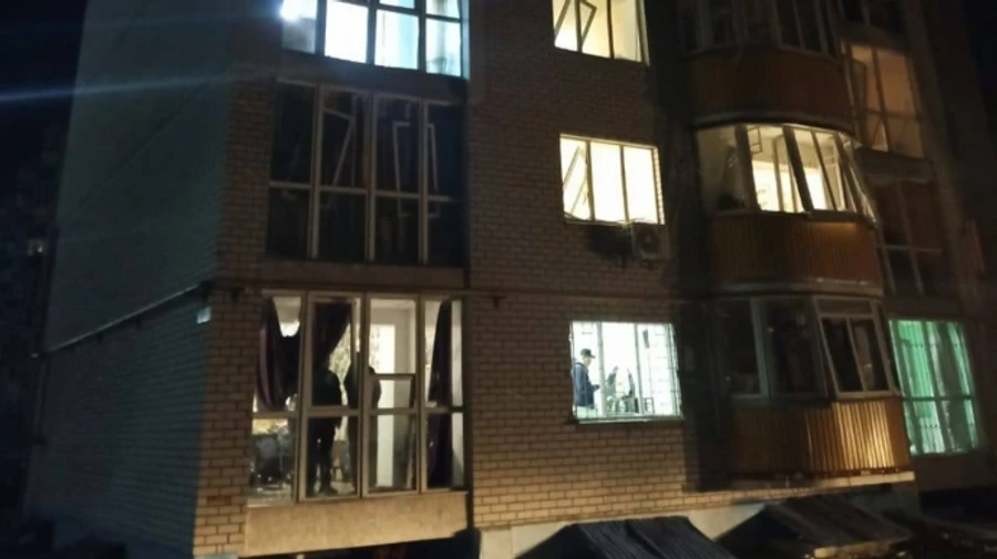 Russian drone hits nine-storey building in Chernihiv – video