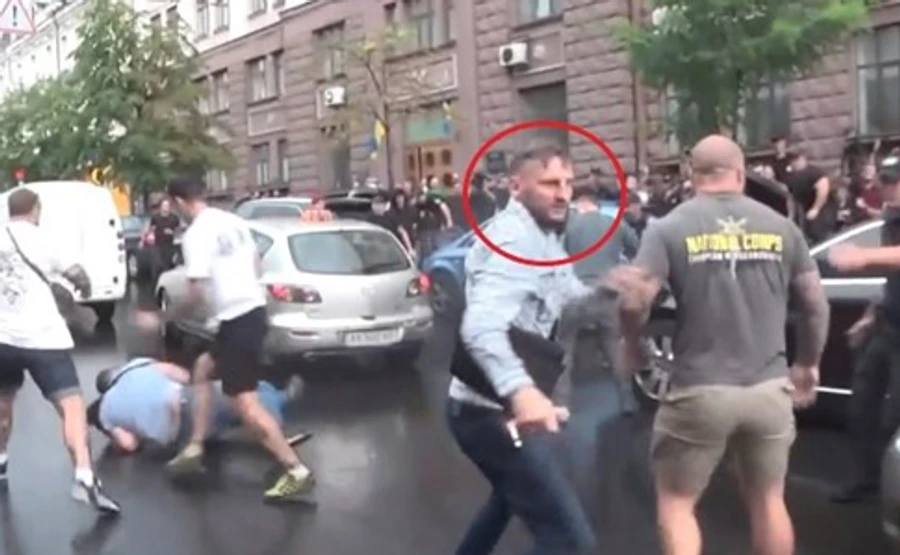 На авто Порошенко вскарабкался ветеран полка Азов