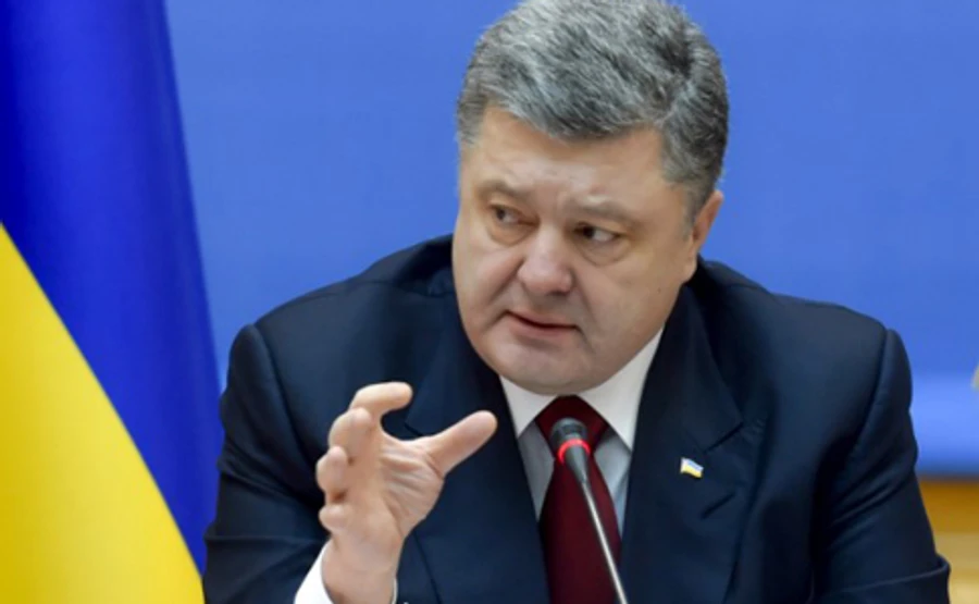 Порошенко ввів у дію рішення РНБО, що передбачає блокування сайтів