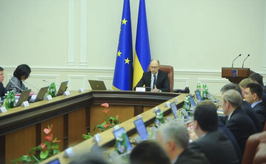 У Яценюка обіцяють розібратися з російськими фурами у понеділок 