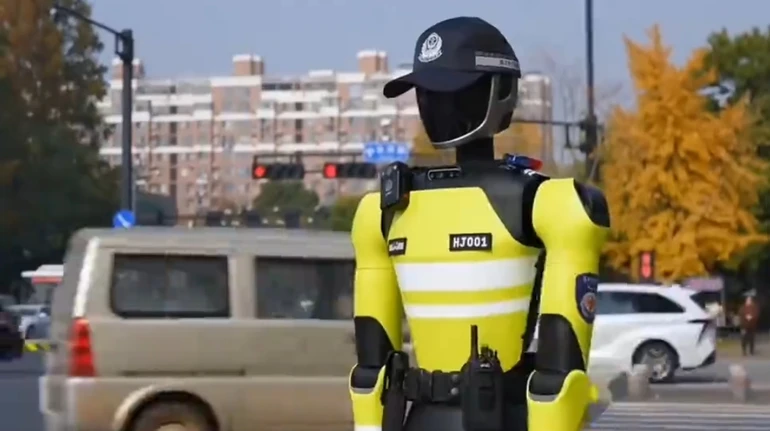 У Китаї показали робота-поліцейського на базі ШІ для контролю дорожнього руху