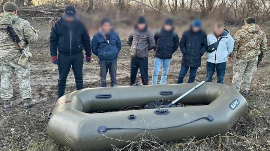 Пограничники задержали 6 мужчин, которые заплатили по 15 тыс. долларов за лодку через Тису