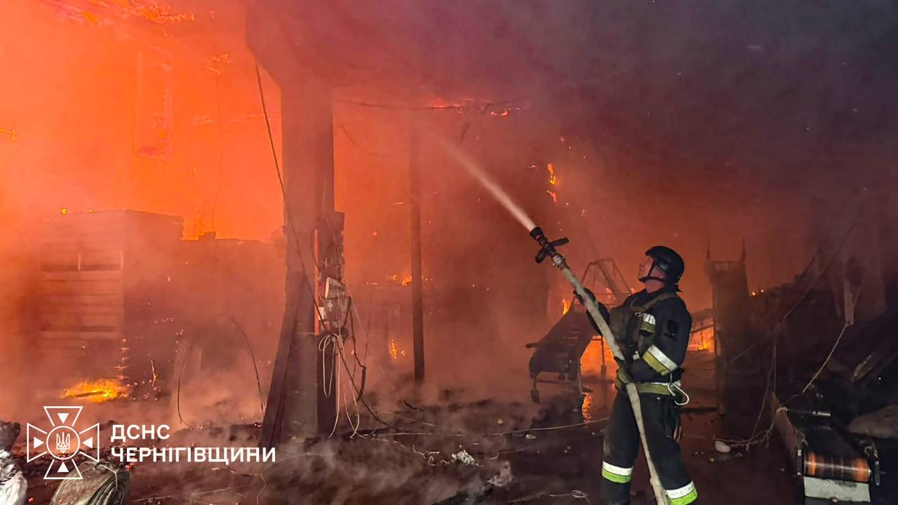 На Чернігівщині через російські атаки постраждали двоє людей, горіли склади та зерносховище