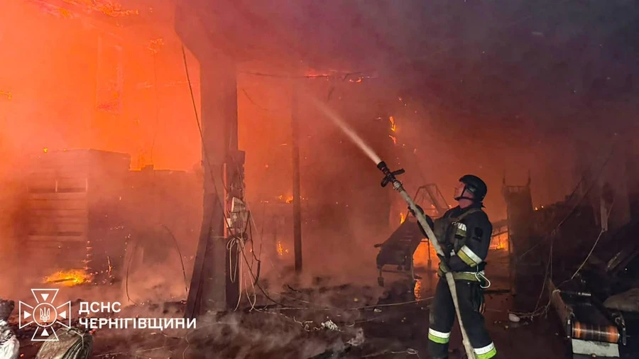На Чернігівщині через російські атаки постраждали двоє людей, горіли склади та зерносховище