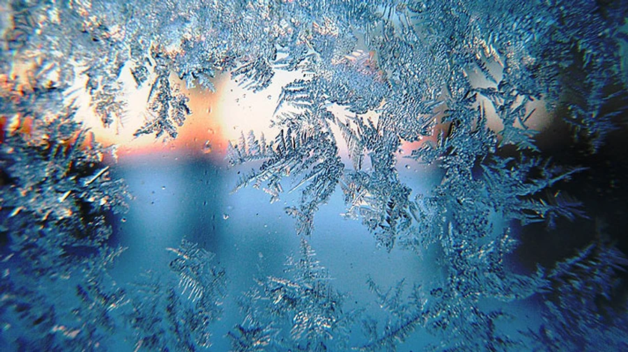 У неділю в Україну прийдуть дощі і мокрий сніг 