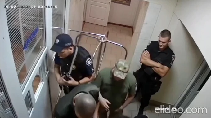 В военкомате Черновцов били задержанного на глазах у полицейских, те улыбались: идет проверка