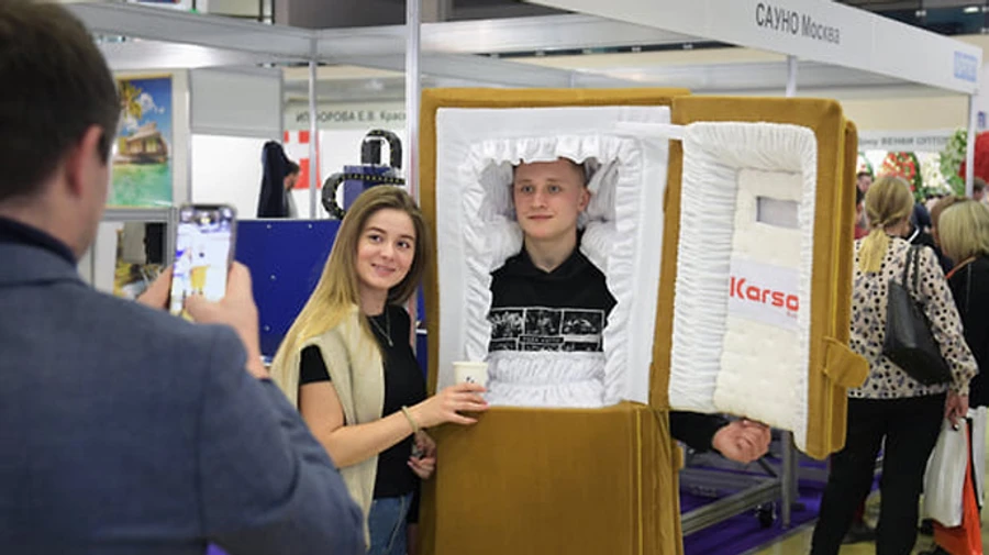 Хлопці в трунах і танці зі зміями: у Москві проходить виставка похоронного сервісу