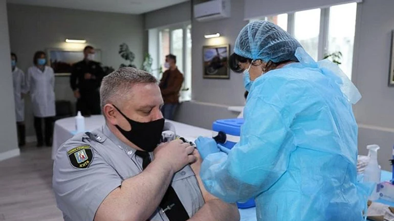 От COVID начали прививать полицейских и пограничников