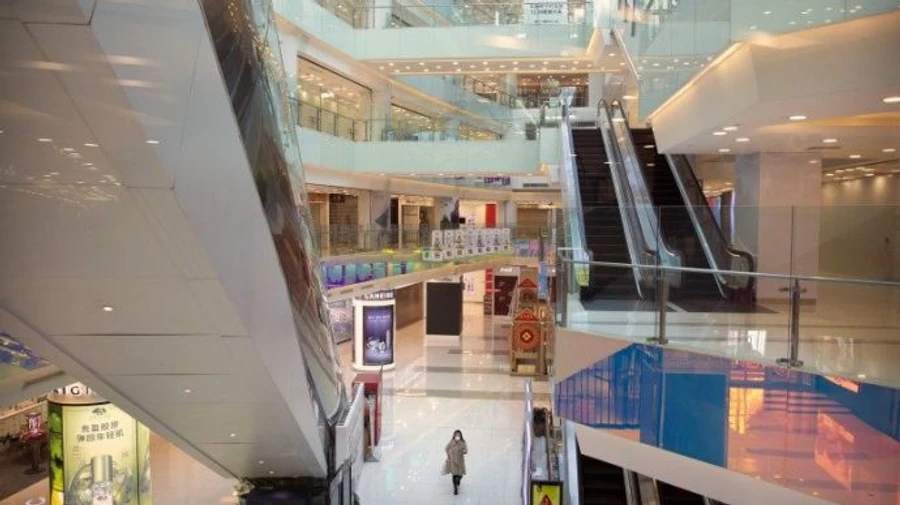 Без бассейнов, развлечений в ТРЦ и концертов: как МОЗ планирует усилить карантин