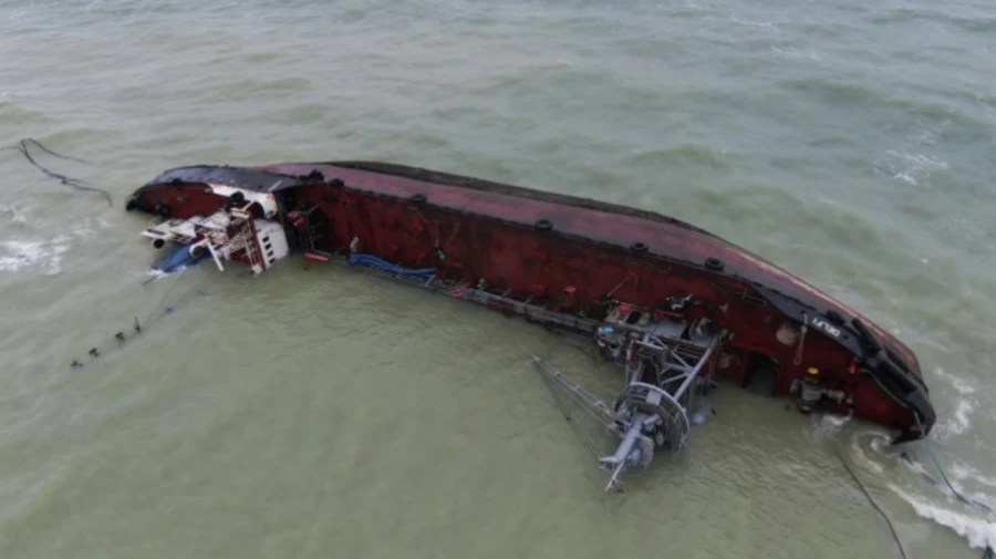 Убрать танкер Delfi: подрядчику дали срок до Дня Независимости