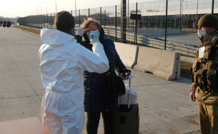 Успеть до закрытия границы: украинцев начали пускать в Украину пешком