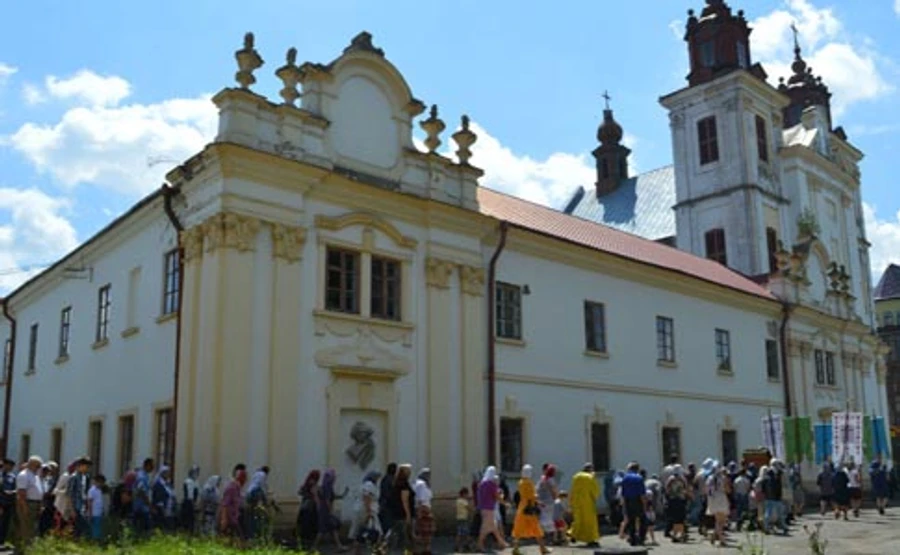 УПЦ МП заявляет, что Правый сектор захватывает их храм и бьет прихожан