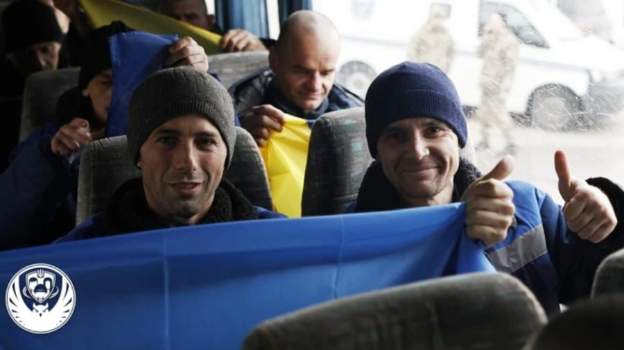 Ukrainian defenders freed from Russian captivity welcomed home – videos