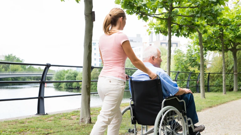 Эмпатия и помощь другим могут сохранить молодость мозга – ученые