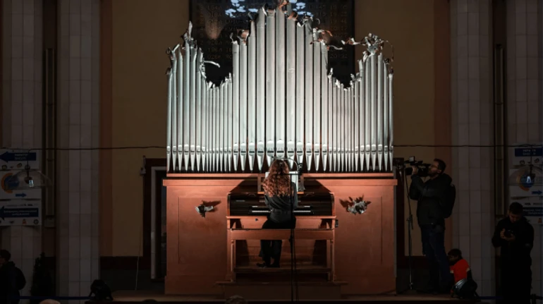 На львовском вокзале установили орган с обломками российских снарядов. Зачем Жанна Кадырова украсила ими музыкальный инструмент?