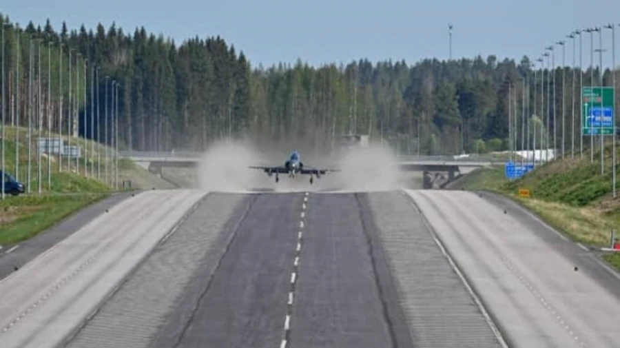 Посадить боевой самолет на автодорогу: страны НАТО отработали сложный маневр в Финляндии и Швеции