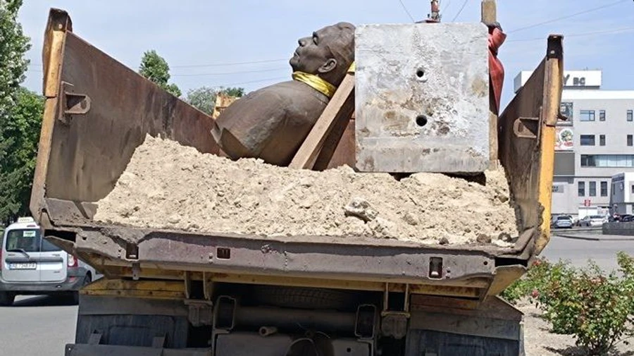 У центрі Кам’янського прибрали бюст Брежнєва