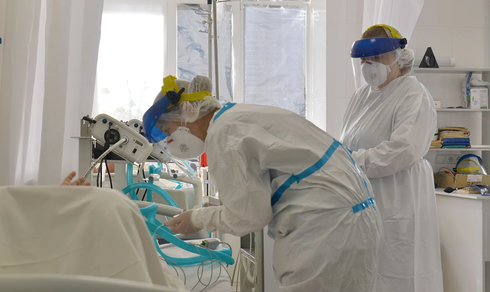 Люди лечатся травами и подорожниками, а потом мы их вытаскиваем с того света. Репортаж из больницы Харькова