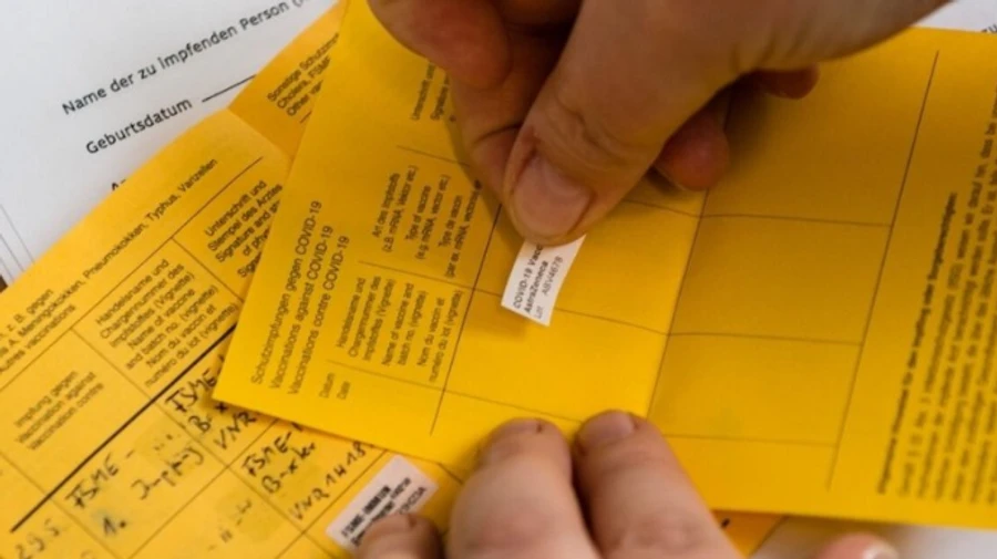 МОЗ закликає українців скаржитись у поліцію на підроблені COVID-сертифікати