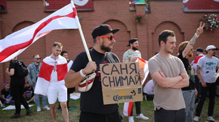 Единство, символы и Россия. Экс-работник аппарата Лукашенко, бизнесмен и поэт – о главном за месяц белорусских протестов