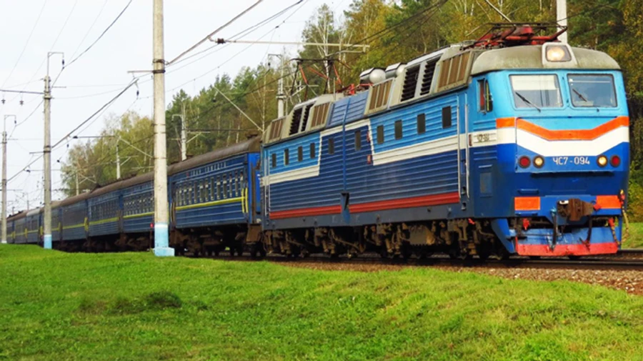 Залізниця звільнила керівників депо, які пустили у рейс поїзд з дірявим дахом