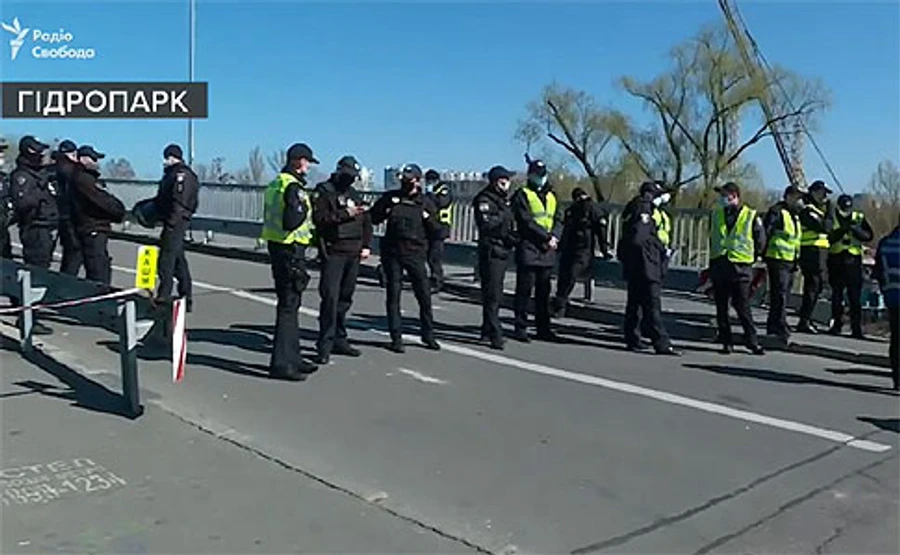 В Киеве составили протоколы на двух человек в парке: один был без маски, другой без паспорта