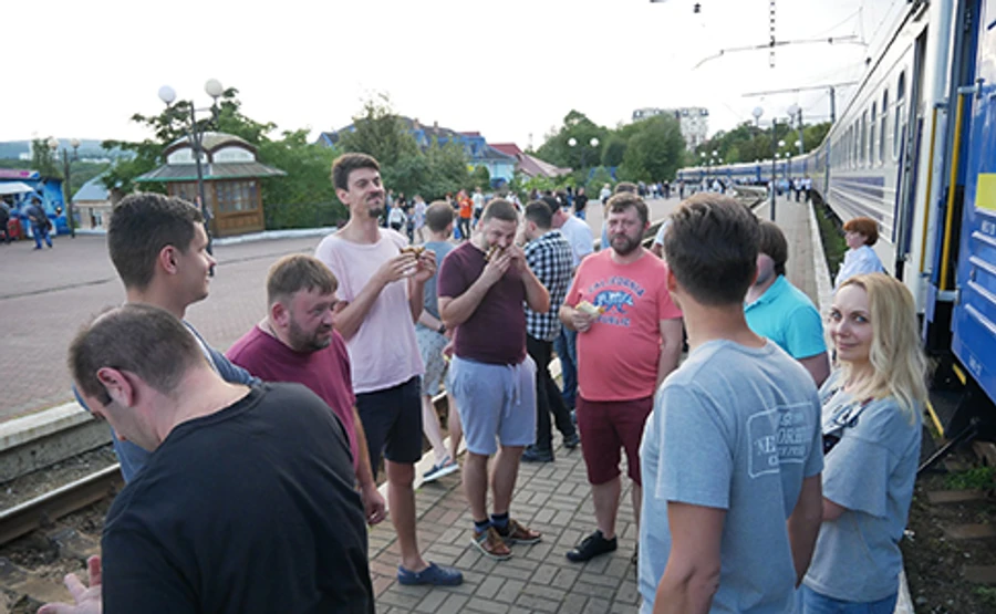 Слуги народу їдуть із Трускавця купейними вагонами